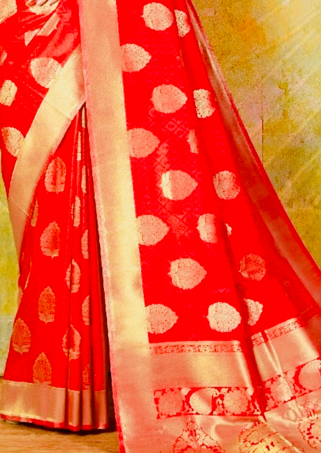 Exquisite Red Handloom Silk Saree with Gold Zari Border and Unstitched Blouse – Perfect for Weddings and Festive Wear